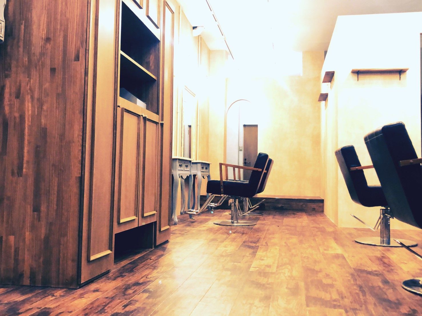 【河内小阪】≪在籍スタッフの報酬は40万円前後≫≪正社員は月給28～30万円≫≪最低保障給あり≫≪入客に心配のない集客力≫業務委託が初めての方でも大歓迎！！自由出勤制度でON OFFメリハリ♪多数の薬剤を取り扱い豊富なメニューで単価アップもしやすい★最新の薬剤をいち早く導入し最新美容を提供するAmeri cher.（アメリシェール）からスタイリスト（美容師）の求人☆★