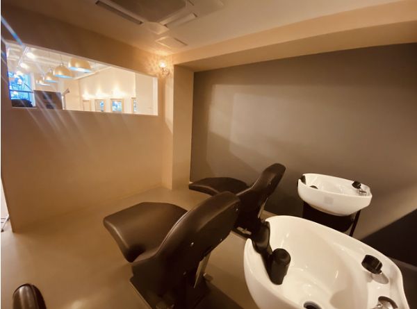 【上本町】≪在籍スタッフの報酬は40万円前後≫≪正社員は月給28～30万円≫≪最低保障給あり≫≪入客に心配のない集客力≫業務委託が初めての方でも歓迎！！自由出勤制度でON OFFのメリハリをつけられます！多数の薬剤を取り扱い豊富なメニューで単価アップもしやすいサロン！「Ameri amu. 大阪上本町店（アメリアムオオサカウエホンマチテン）」からスタイリスト（美容師）の求人☆★