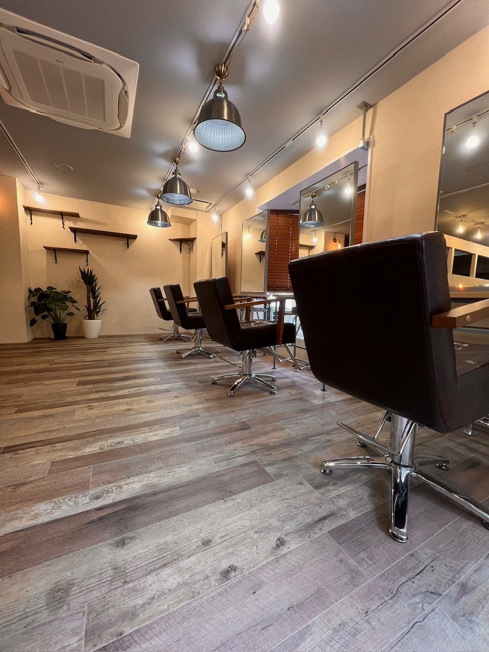 【南森町】≪在籍スタッフの報酬は40万円前後≫≪最低保障給あり≫≪入客に心配のない集客力≫業務委託が初めての方もサポート体制があるので安心ですよ！自由出勤制度でON OFFのメリハリをつけられます！多数の薬剤を取り扱い豊富なメニューで単価アップもしやすいサロン！「Ameri cocoro. 南森町店（アメリココロミナミモリマチテン）」からスタイリスト（美容師）の求人☆★