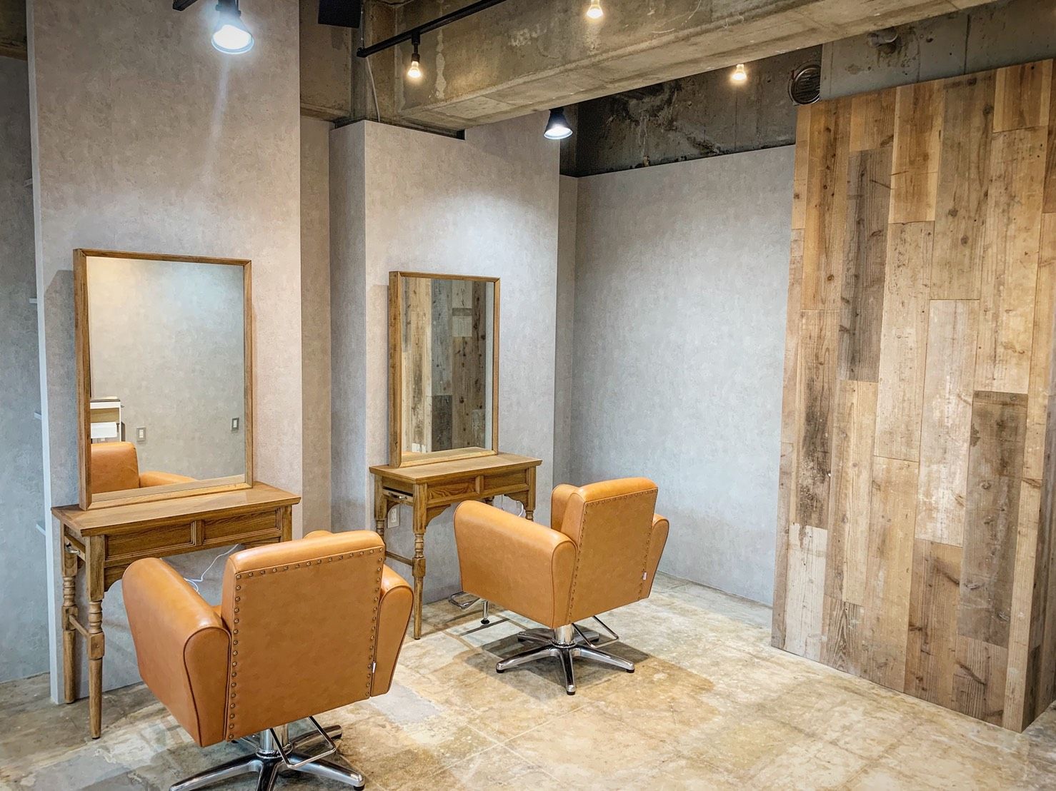 【南茨木】≪完全週休2日制≫≪毎週日曜と月曜休み≫≪月給28万円スタート≫≪18時までに退勤可能≫駅から徒歩3分とアクセス抜群！働きやすい環境が整っています！これから一緒にお店をつくっていってくれるスタッフ大募集！「epoca（エポカ）」からスタイリスト（美容師）の求人☆★