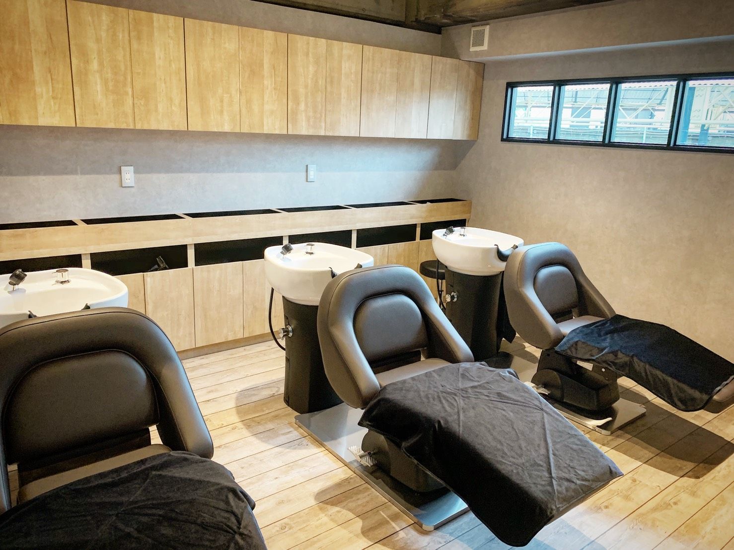 【南茨木】≪完全週休2日制≫≪毎週日曜と月曜休み≫≪月給28万円スタート≫≪18時までに退勤可能≫駅から徒歩3分とアクセス抜群！働きやすい環境が整っています！これから一緒にお店をつくっていってくれるスタッフ大募集！「epoca（エポカ）」からスタイリスト（美容師）の求人☆★