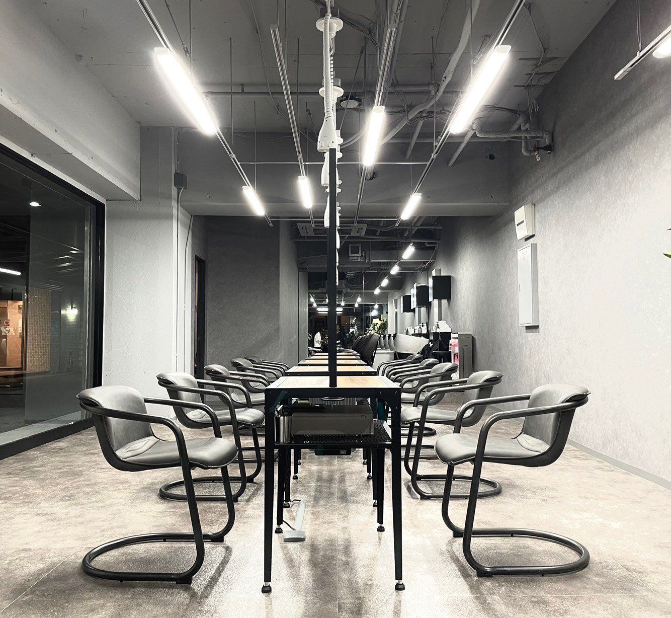 【梅田】≪ブリーチやハイトーン特化サロン≫≪平均客単価12000円以上≫≪マンツーマンでの入客も可能≫保障給もあるため顧客がいない方でも安心！ハイトーンカラーや髪質改善、あなたの強みを活かして働けます！今の時代に必要な自己ブランディングスキルが学べます！「Selene hair Raise（セレーネヘアーレイズ）」からスタイリスト（美容師）の求人☆★