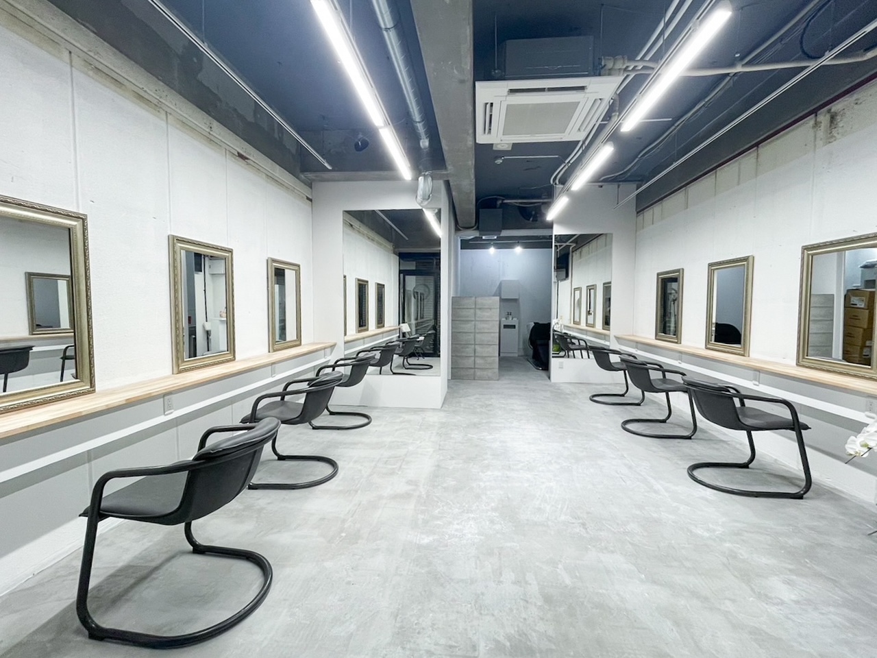 【京都駅】◆月30万円保証・平均単価1万円以上◆あなたの強みを活かしながら働いていけますよ!トレンドのハイトーンカラーがウリのサロン!SNSで多数のフォロワーを獲得しているスタッフ在籍!今の時代に必要な自己ブランディングスキルも学べます!「Selene hair KYOTO(セレーネヘアーキョウト)」からスタイリスト(美容師)の求人☆★☆