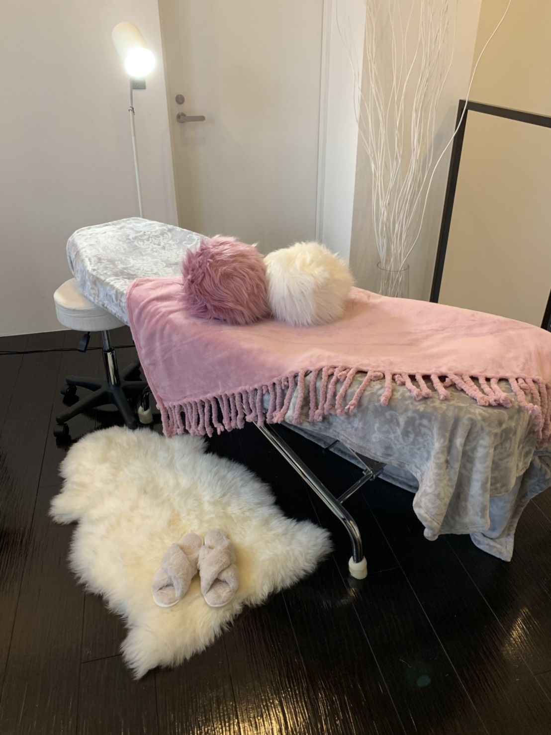 【西中島南方】≪完全週休2日≫≪土日祝休みの取得可能≫≪実働8時間≫≪社会保険完備≫メニュー豊富のため、得意な技術を活かして働けます！福利厚生バツグンのアイラッシュサロン「EYE.（アイドット）」からアイリスト（まつげエクステ・まつげパーマ・アイブロウ）の求人★☆★