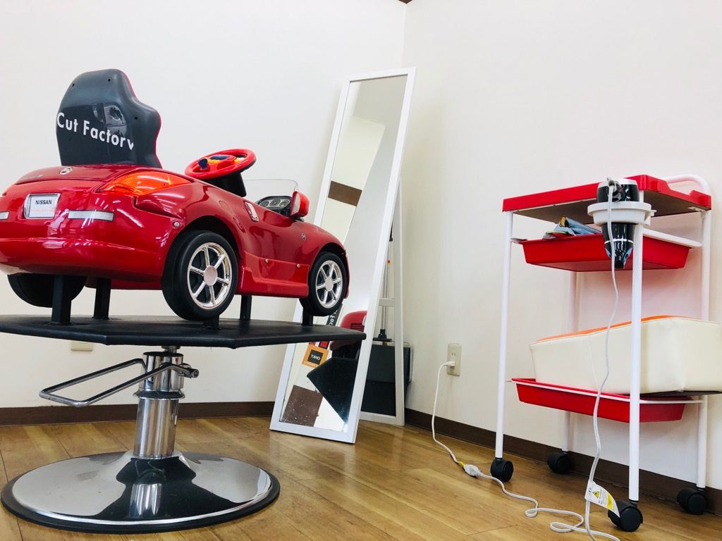 【諸岡】≪残業手当あり≫≪月休7日≫幅広い世代のお客様から大人気！シャンプーはしませんので、手荒れ・腰痛の心配がある方も大歓迎♪プライベートも充実できるカット専門店「Cut Factory 諸岡店（カットファクトリーモロオカテン）」からスタイリスト（美容師・理容師）の求人☆★