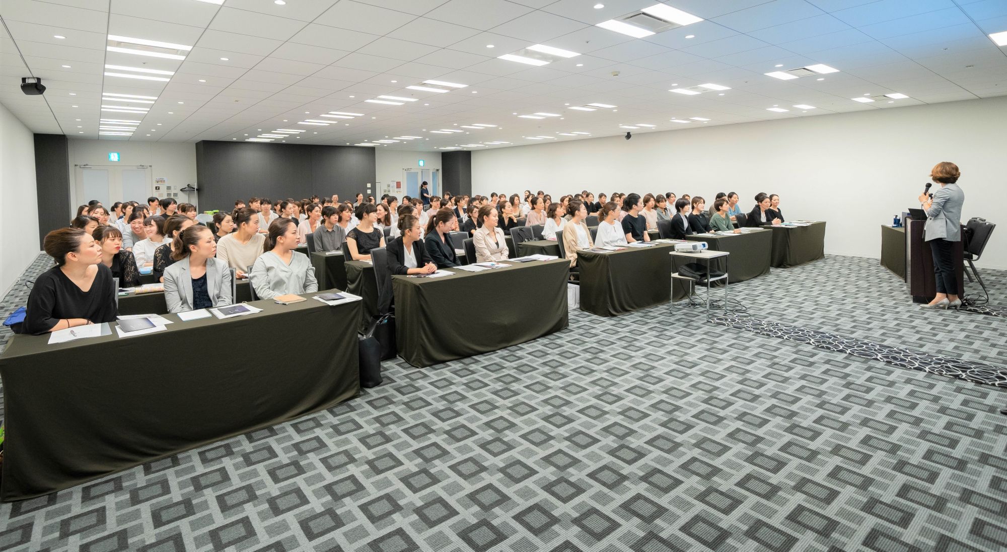【横浜駅】◆日曜定休・産休育休制度あり・退職金制度あり・社会保険完備◆未経験の方でも安心の研修制度が魅力！地域のお客様に愛されるアットホームなサロン！BEAUTY REVERSE 横浜西口店（ビューティーリバースヨコハマニシグチテン）からエステティシャンの求人☆☆