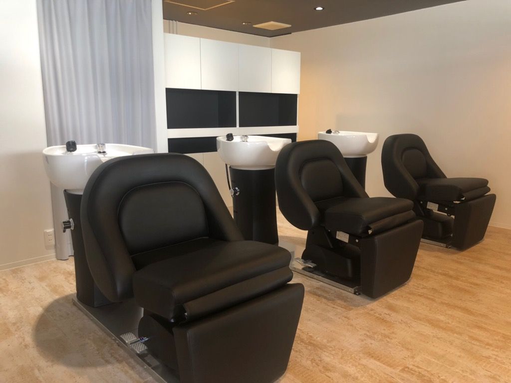 【千里中央】≪平均月収40万以上も可能≫≪休み、時間自由≫あなたのライフスタイルに合わせて勤務できる完全歩合サロン！アシスタントも在籍しているので、無理なく高収入を狙えます！「WHARF WEST（ワーフウエスト）」からスタイリスト（美容師）の求人☆★