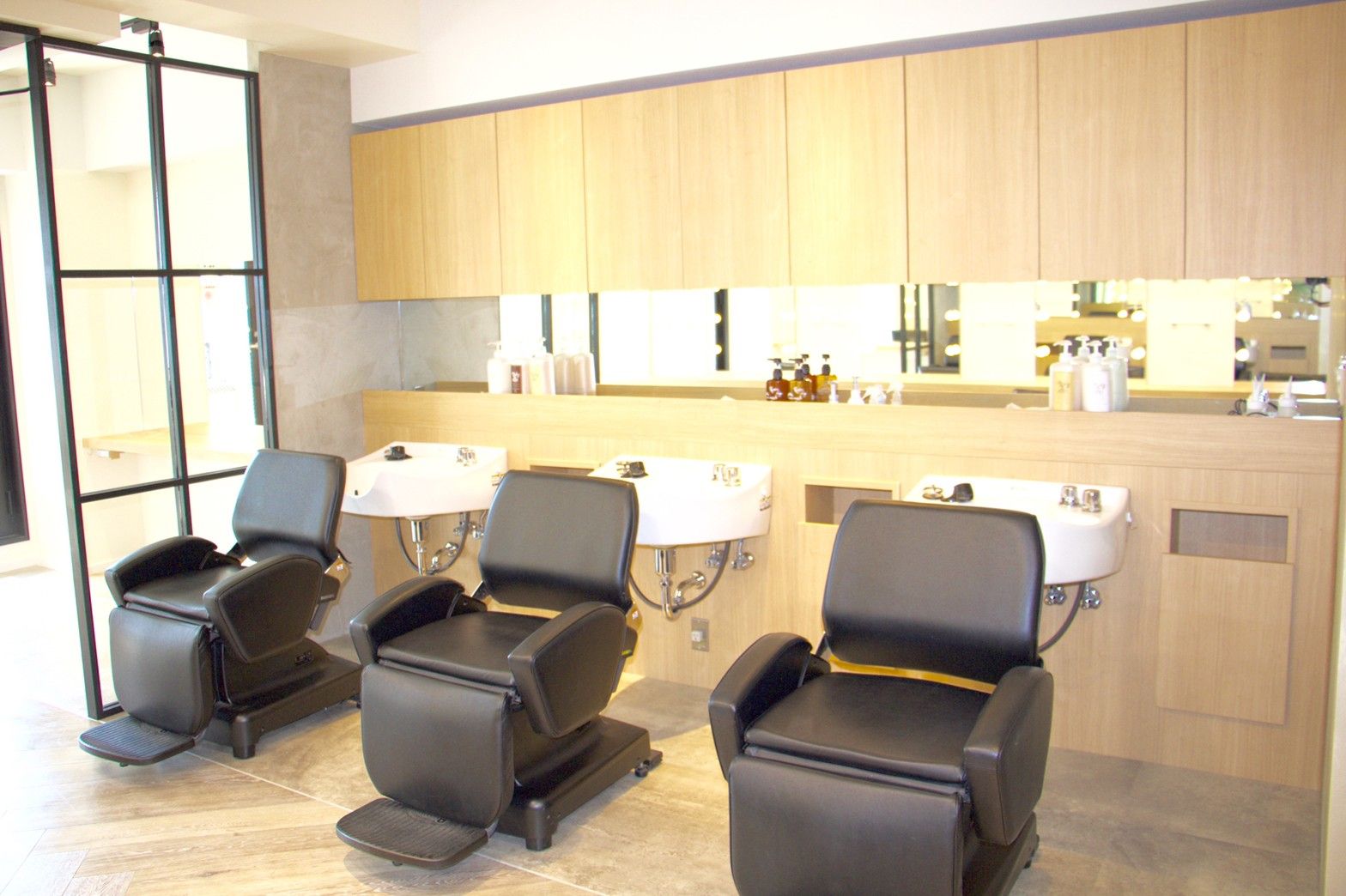 【銀座】◆住宅手当あり・寮あり・休日数の選択可能・有給休暇あり・社会保険完備◆独自のカラー理論と似合わせ技術が人気！多種多様な薬剤のラインナップで幅広い技術習得が可能な「GOOD NEIGHBORS 銀座店（グッドネイバーズギンザテン）」からアシスタント（美容師）の求人★☆