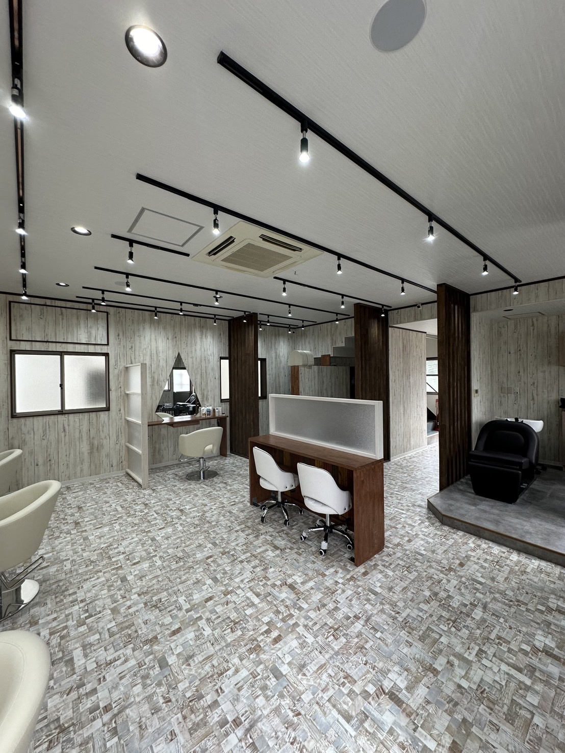 【中尾町】≪完全週休2日制・社会保険完備・残業なし≫仕事とプライベートどちらも充実！！アットホームな雰囲気で誰もが気軽に髪をキレイにできる「ORiVER HAIR FAM 小船越（オリバーヘアファムオフナコシ）」からスタイリスト（美容師）の求人☆☆