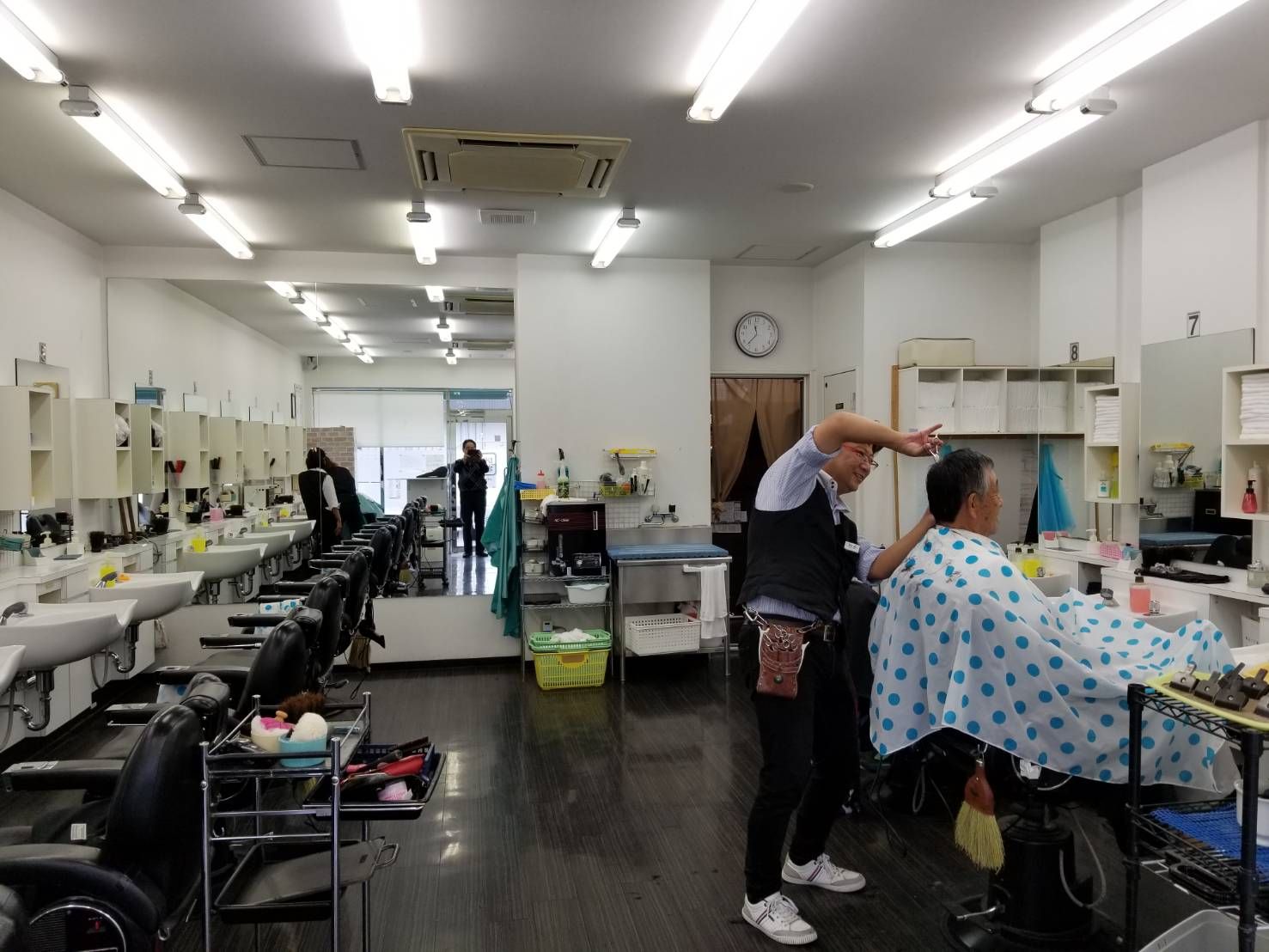 【近鉄生駒駅】≪月給33万円〜≫≪社会保険完備≫≪有給休暇あり≫地域の方から指示されるアットホームサロン!学んできた経験を活かして楽しく働きましょう!「近畿理容 生駒店(キンキリヨウイコマテン)」から理容師(理容室)の求人★☆