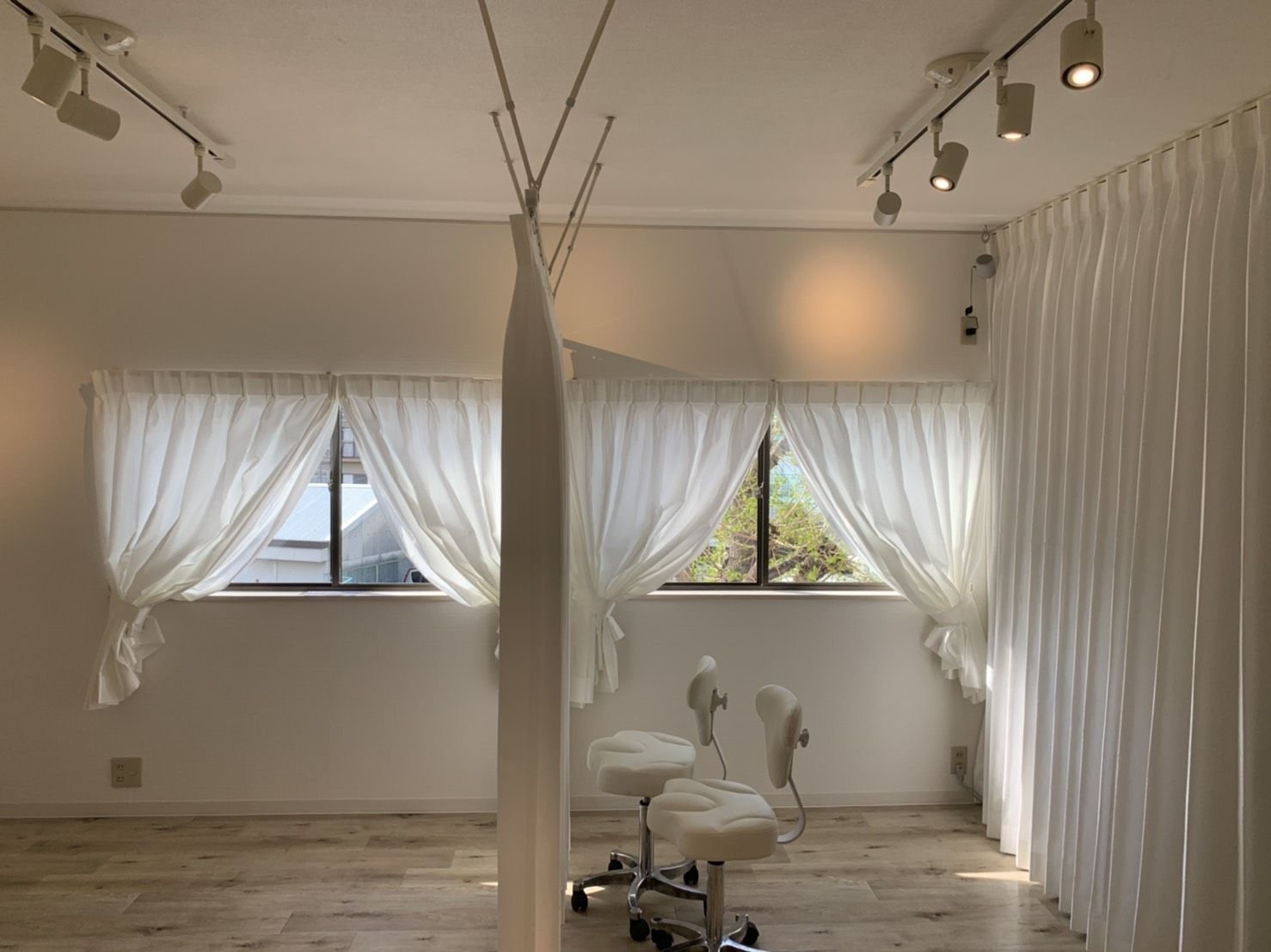 【交野市駅】≪経験者のみの募集≫≪18時は必ず終わります≫≪月7,8日休み≫≪実働8時間≫≪日曜休み有≫メニューや商材など一緒にこれから決めていける環境◎18時までに終わるメニュー！「Hair Make TWINS -Eyelash-（ヘアメイクツインズアイラッシュ）」からアイリスト（アイデザイナー・まつげエクステ）の求人☆★