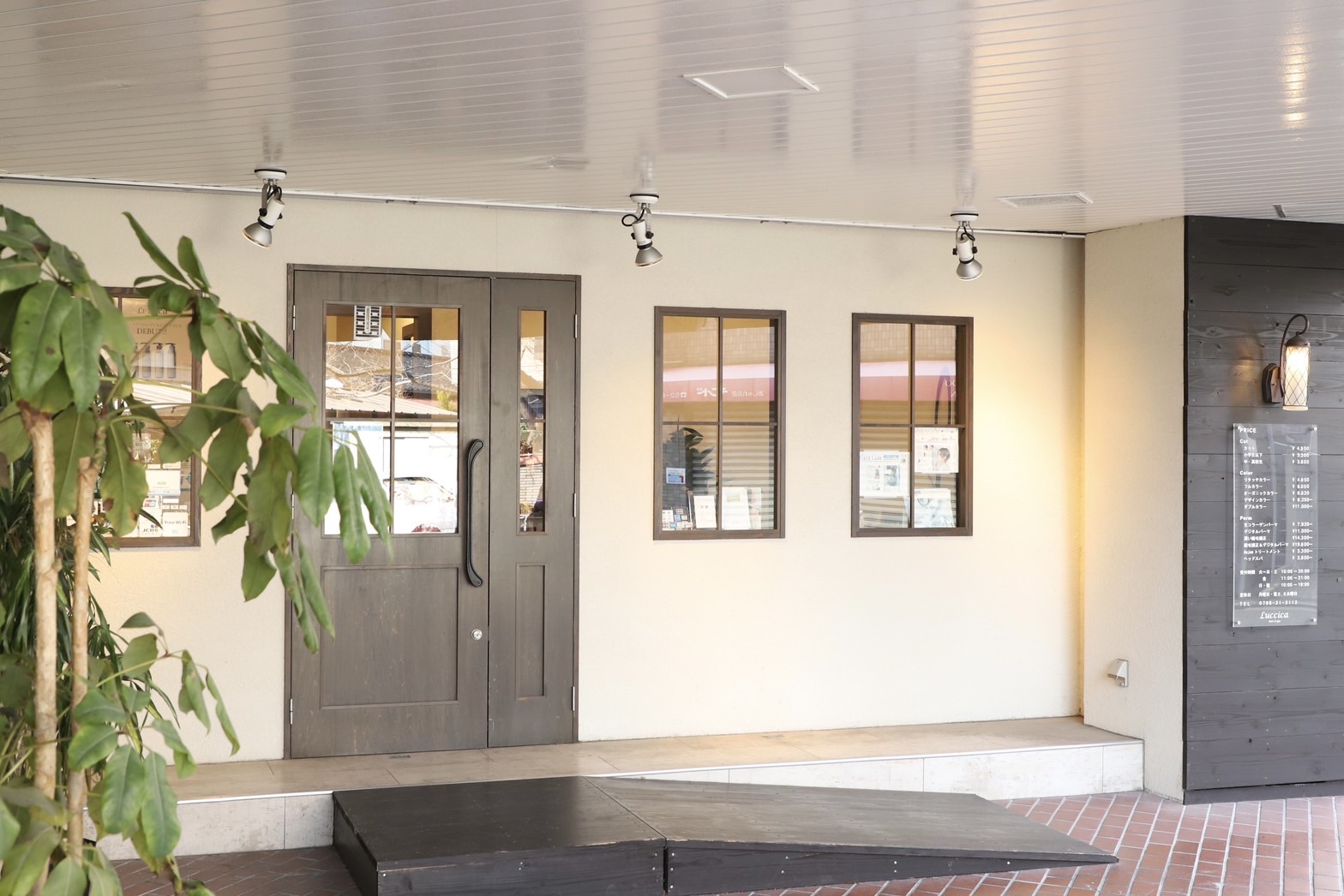 【門戸厄神】≪完全週休2日制、土日休みも可能≫≪社会保険完備≫≪デビューまで1年半も可能≫≪講習代支給あり≫お洒落で雰囲気の良いアットホームなサロン。休憩時間もしっかり1時間取れます!長く働ける好条件の「Luccica(ルチカ)」からアシスタント(美容師)の求人☆★☆