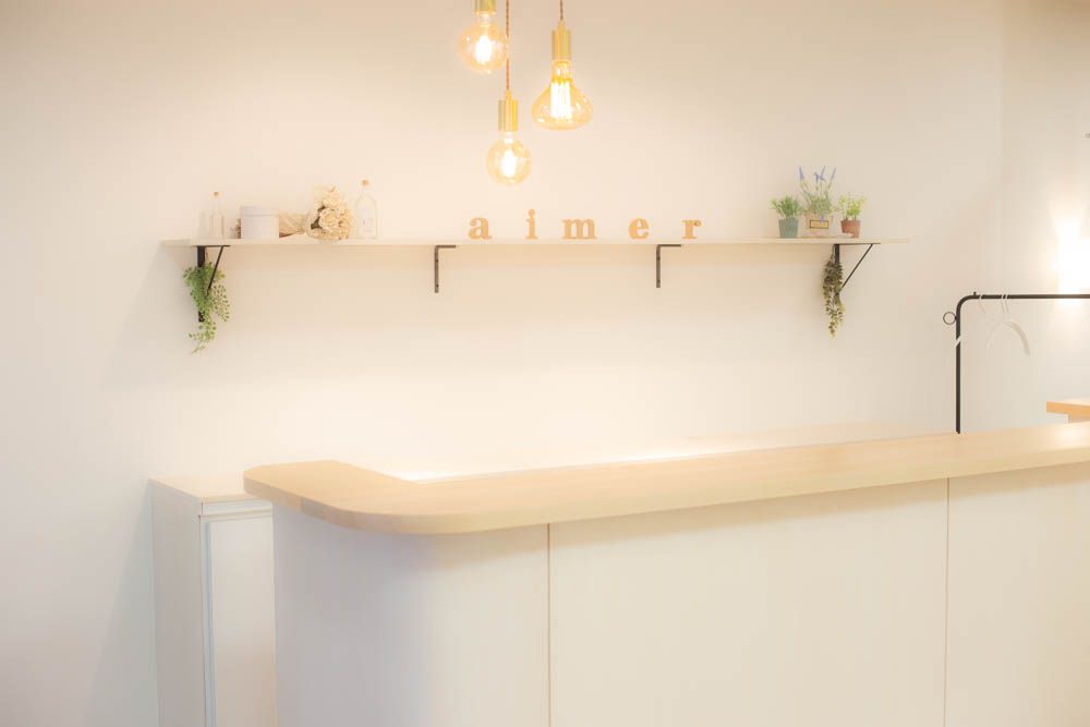 【都島】≪月給23万円〜≫≪月8,9日休み≫≪有給休暇あり≫≪社会保険完備≫≪平日と日曜は18時に退勤可能≫商材が豊富なので単価アップもしやすい環境！20、30代のおしゃれな女性がターゲットのサロン！技術に不安がある方でもオーナーさんからマンツーマンで技術を学べる！プライベートも充実できるサロン！「aimer（エメ）」からスタイリスト（美容師）の求人☆☆