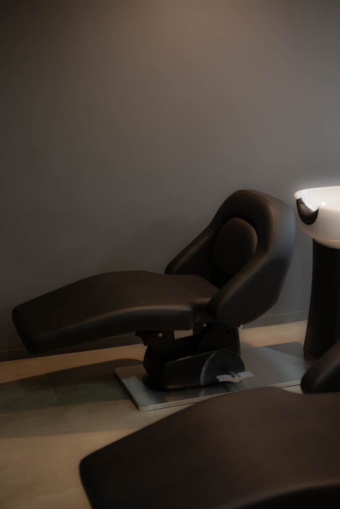 【都島】≪月給23万円〜≫≪月8,9日休み≫≪有給休暇あり≫≪社会保険完備≫≪平日と日曜は18時に退勤可能≫商材が豊富なので単価アップもしやすい環境！20、30代のおしゃれな女性がターゲットのサロン！技術に不安がある方でもオーナーさんからマンツーマンで技術を学べる！プライベートも充実できるサロン！「aimer（エメ）」からスタイリスト（美容師）の求人☆☆