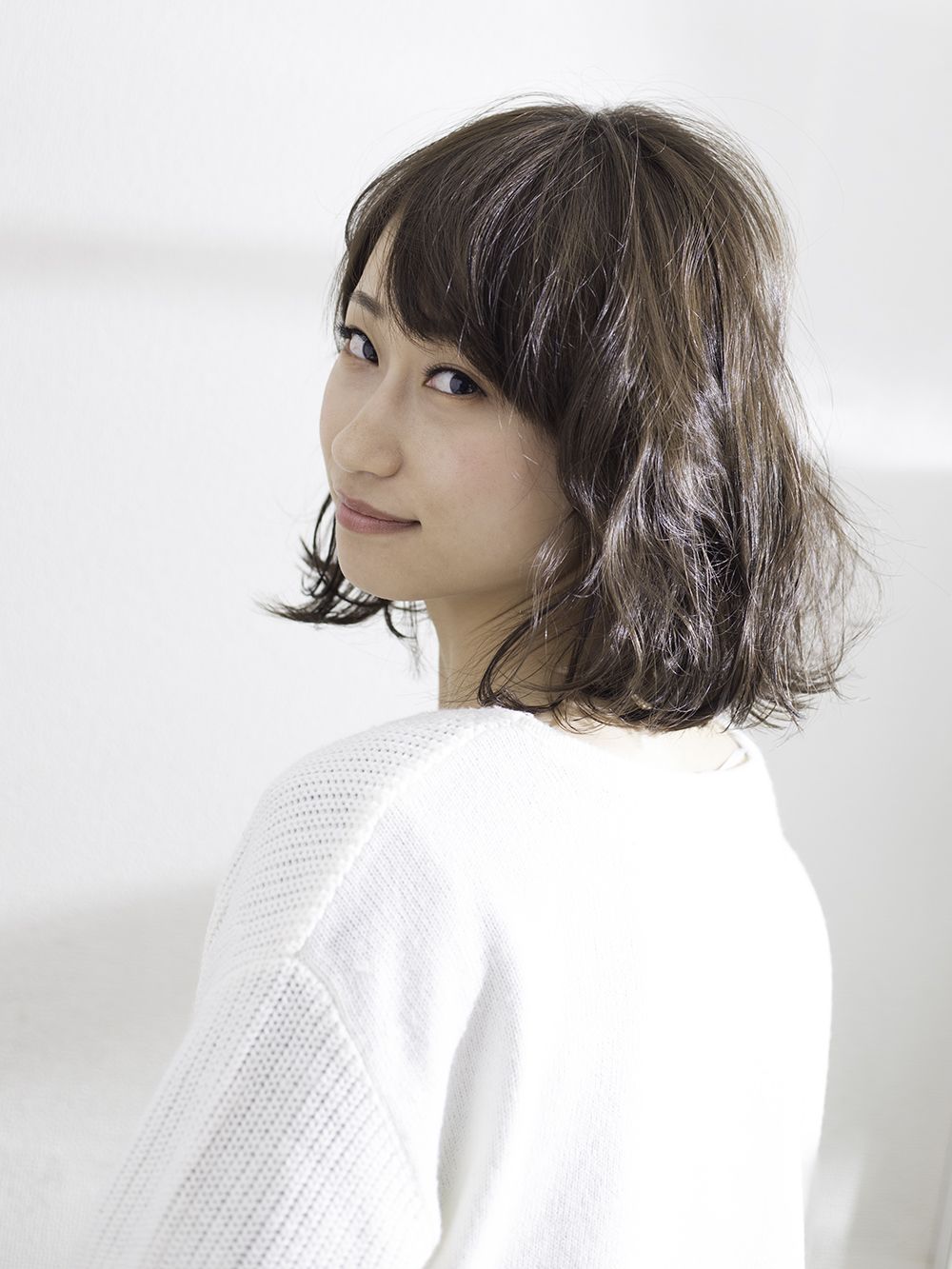 【都島】≪月給23万円〜≫≪月8,9日休み≫≪有給休暇あり≫≪社会保険完備≫≪平日と日曜は18時に退勤可能≫商材が豊富なので単価アップもしやすい環境！20、30代のおしゃれな女性がターゲットのサロン！技術に不安がある方でもオーナーさんからマンツーマンで技術を学べる！プライベートも充実できるサロン！「aimer（エメ）」からスタイリスト（美容師）の求人☆☆