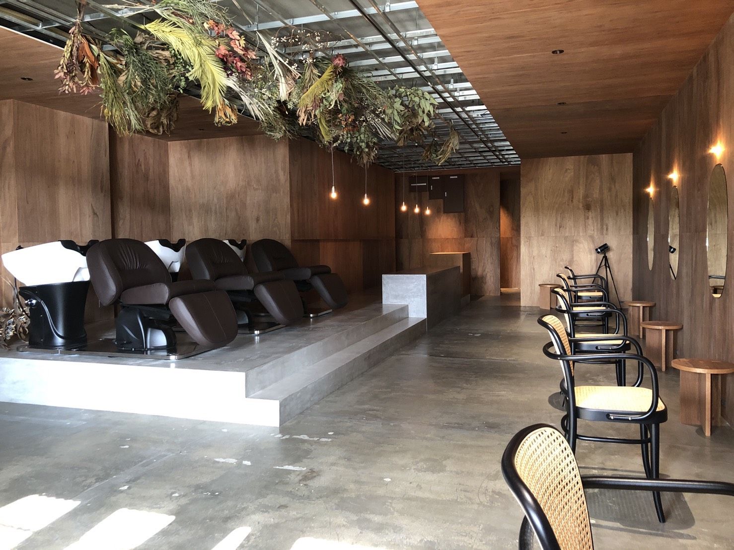 【大日】≪選べる入社特典≫≪3ヶ月限定、指名フリー共に70％還元or最低保障給35万円or入社祝金30万円支給≫≪主婦の方も多数活躍中≫≪インボイス登録なくてもOK≫≪古川橋店も同時募集≫薬剤が豊富なので客単価も上げやすいサロン！ハイトーンと髪質改善のオーダーが人気！独立支援やFC制度もあり！「shangri-la room（シャングリラルーム）」からスタイリスト（美容師）の求人☆★