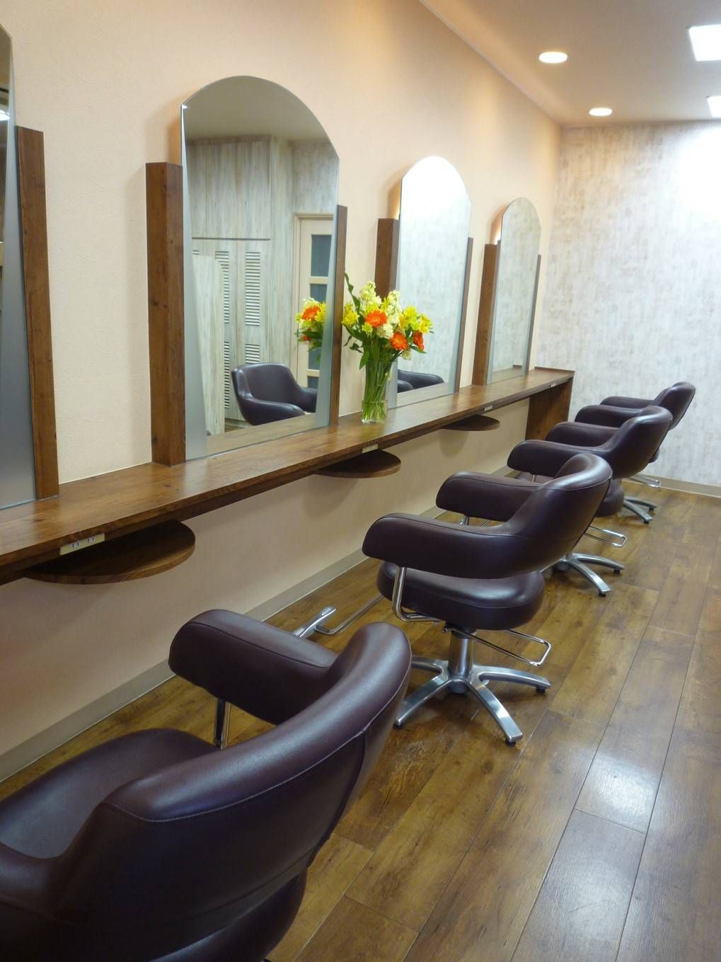 【馬堀】≪完全週休2日制≫≪第3日曜休みあり≫≪営業中レッスン可≫≪大人女性の美容師さん募集中≫ブランクのある方も歓迎です！17時クローズなのでプライベートも充実させながら働いていけるサロン！時間を有効活用してレッスンもできます！地域密着型のアットホームなサロン！「SAIWAI Brains（サイワイブレインズ）」からアシスタント（美容師）の求人☆☆