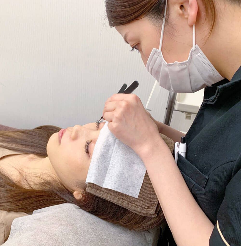 【新市街】≪月休8日・社会保険完備・研修中もお給与アリ≫充実の教育環境！未経験の方もご安心ください。1日でも長く働ける環境づくりに取り組みます！店舗展開中の人気アイラッシュサロン「RECARO 熊本本店（レカロクマモトホンテン）」からアイリスト（まつげエクステ・まつげパーマ）の求人☆☆