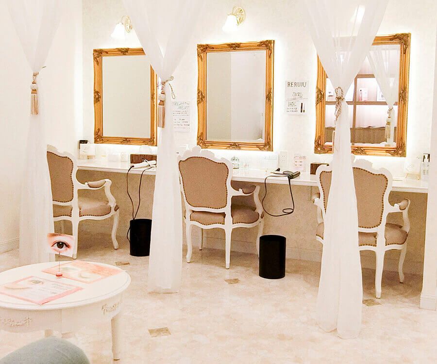 【狸小路】≪月休8日・社会保険完備・研修中もお給与アリ≫充実の教育環境！未経験の方もご安心ください。1日でも長く働ける環境づくりに取り組みます！店舗展開中の人気アイラッシュサロン「RECARO 札幌大通店（レカロサッポロオオドオリテン）」からアイリスト（まつげエクステ・まつげパーマ）の求人☆☆