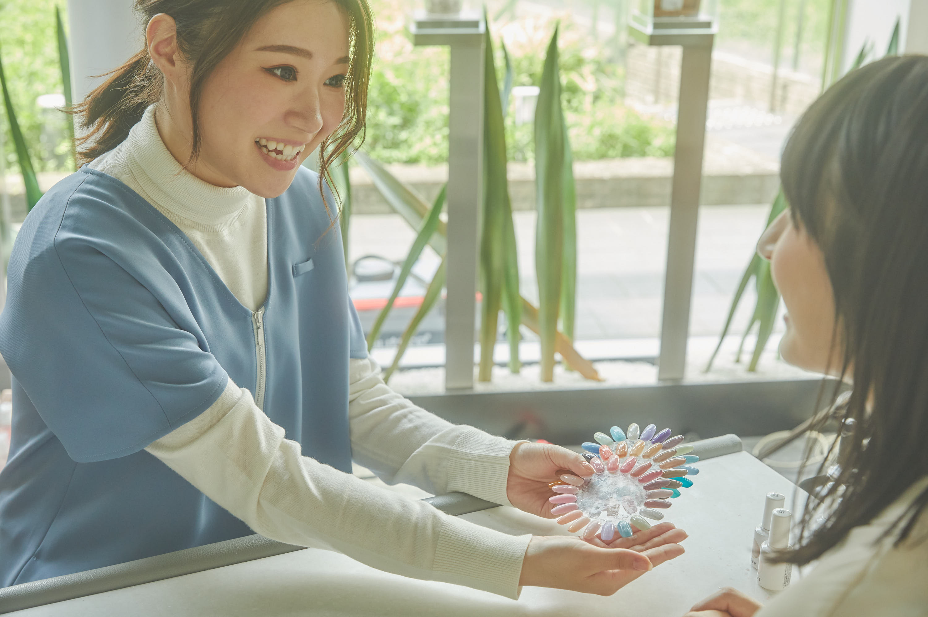 【京都駅】■産休育休制度あり・社会保険完備■未経験の方も安心の研修プラグラムで基礎からヘアメイクを習得可能！大手ならではの抜群の待遇で長く働いてもらえますよ！「atelier haruka コトチカ京都店（アトリエ ハルカ コトチカキョウトテン）」からヘアメイクアーティストの求人☆☆
