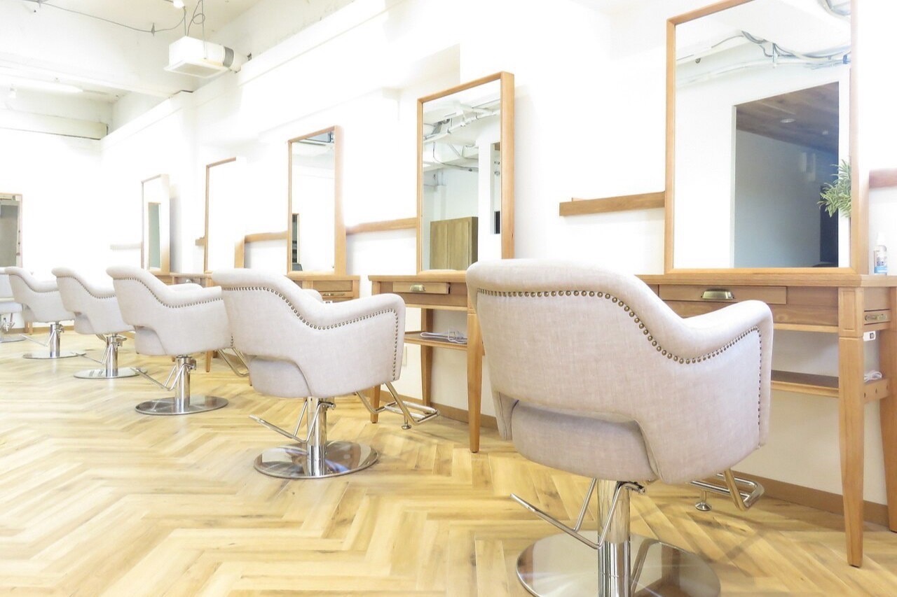 【浦安】◆2年以内のデビュー・有給休暇あり・月8日休み・社会保険完備◆幅広い薬剤のラインナップで20〜30代のお客様を中心に支持されています。入客チャンスが多いので成長も早い！「Roots 浦安店（ルーツウラヤステン）」からアシスタント（美容師）の求人☆★