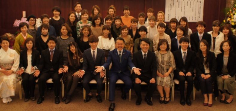 【久山町】≪月休7日・平均退勤時間18〜19時・社会保険完備≫月給17万円スタートで働きやすくプライベートの充実OK！！幅広い世代が来店される地域密着型ヘアサロン「the helix 久山店（ザヘリックスクヤマテン）」からアシスタント（美容師）の求人☆★