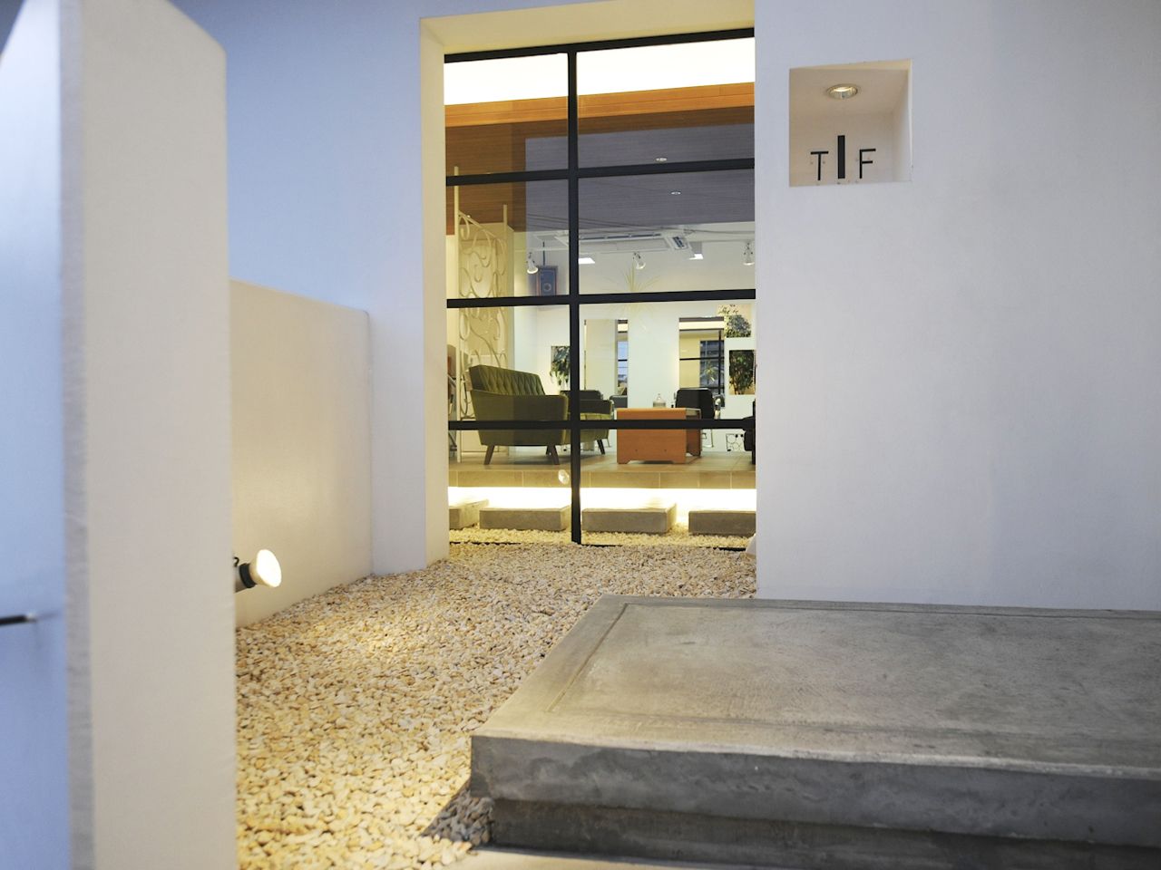 【大和西大寺】≪完全週休2日制≫≪2年以内にデビューも可≫平均水準以上の好待遇！充実した福利厚生面も魅力。一人一人に合わせたカリキュラムで着実に成長できるサロン「TIF（ティフ）」からアシスタント（美容師）の求人☆★