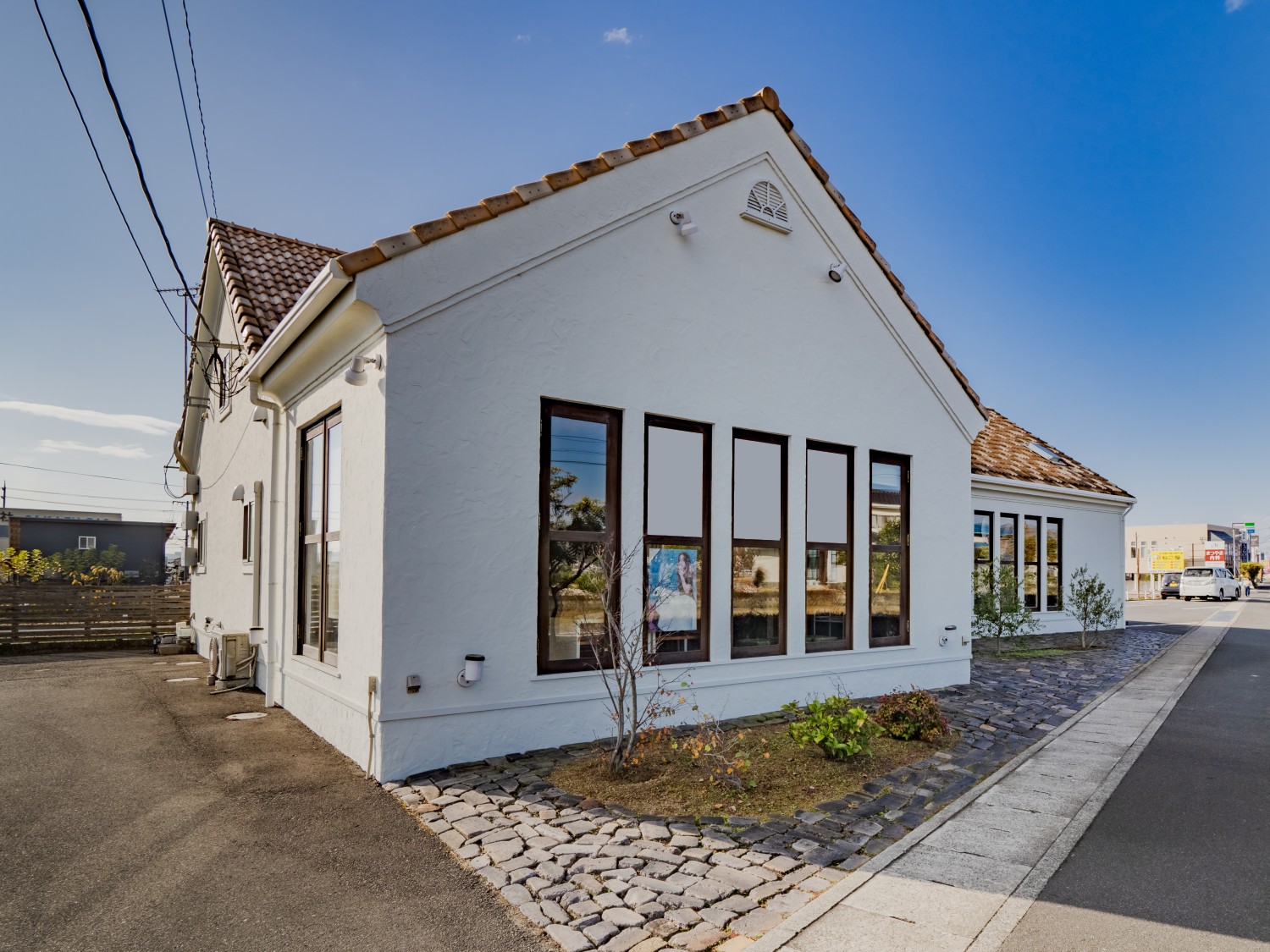 【西坂】入社後の短期研修あり！ カット無し！セルフブロー制！土日祝働ける方歓迎の「 髪質改善カラー・カラー専門店leeloo（カミシツカイゼンカラー・カラーセンモンテンリールー）」からカラーリスト（美容師）の求人☆★