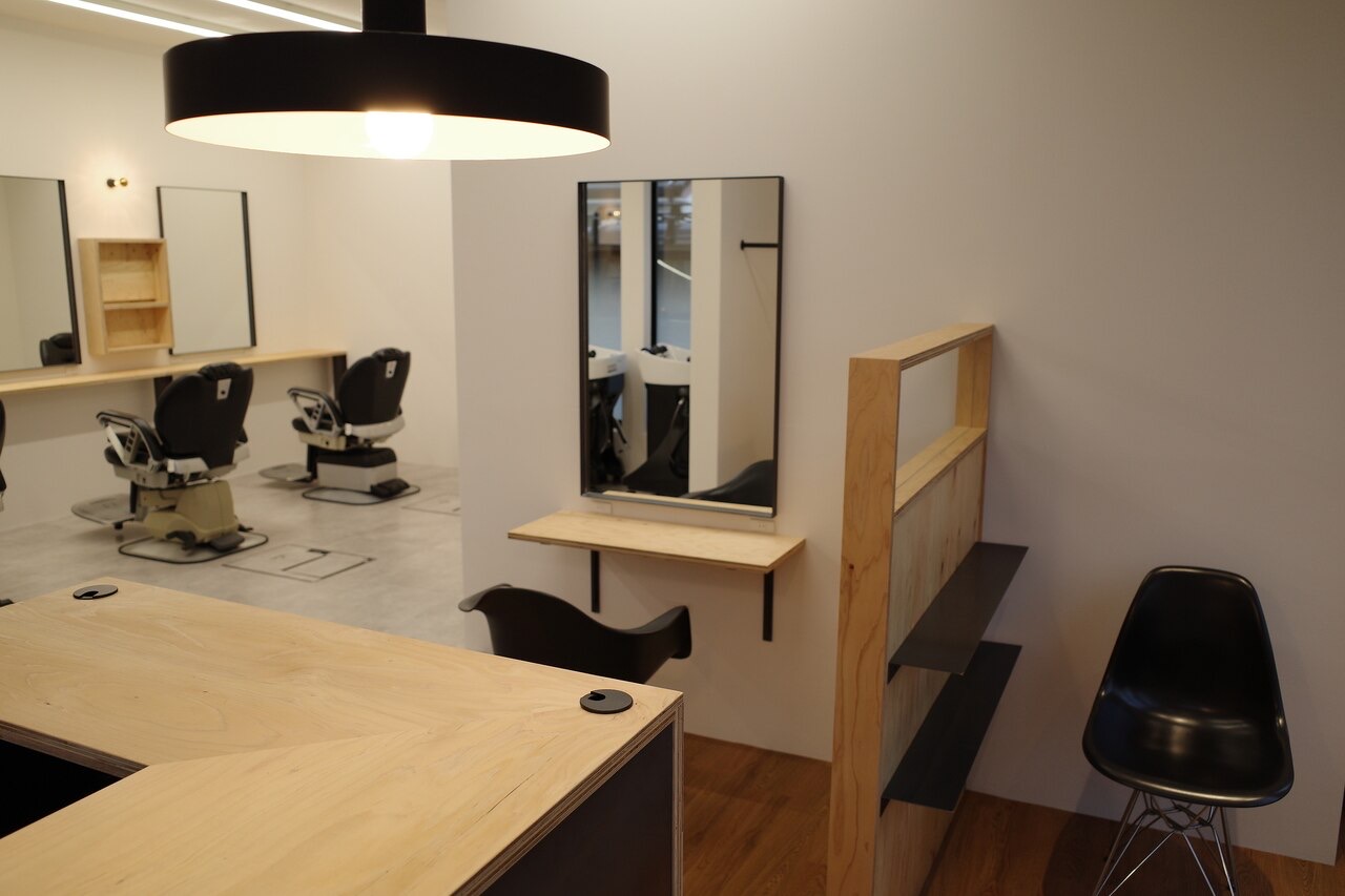 【長岡天神】≪月8〜10日休み≫≪寸志あり≫マンツーマンで技術を学べる！風通しが良く離職率が低い、おしゃれで働きやすいアットホームなメンズサロン◎「SHIRA（シラ）」から理容師（理容室）の求人☆★