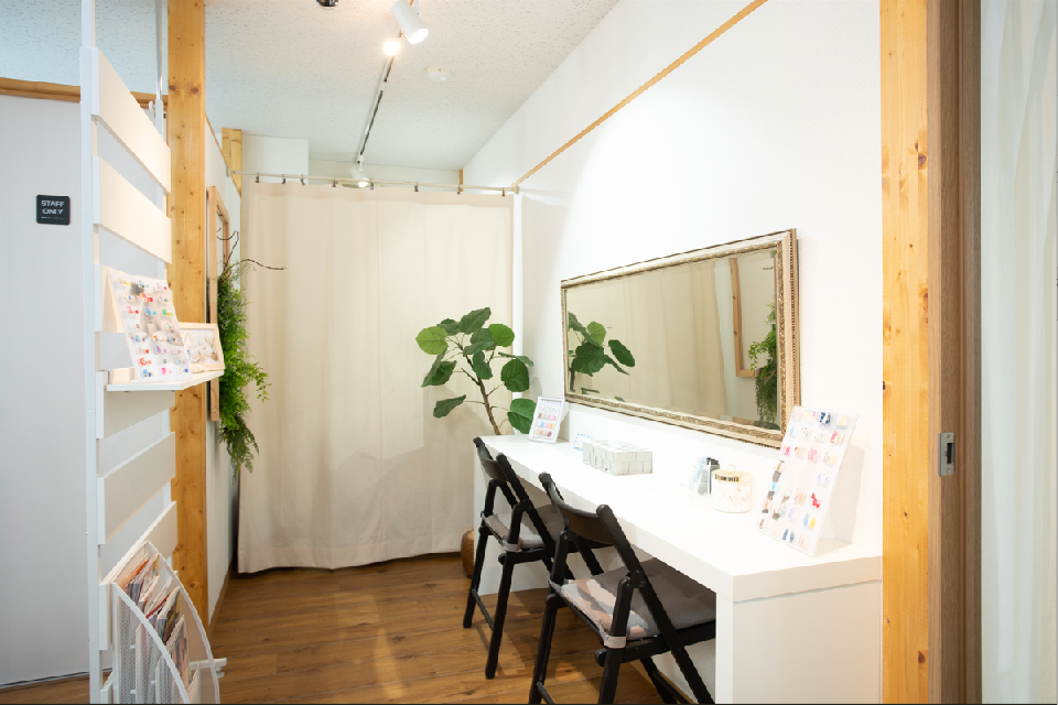 【町田駅】★従業員満足と顧客満足を同等の価値で捉える★≪月給30万円以上可能≫≪完全週休2日制≫≪日曜・希望休・連休OK≫≪社保完備≫≪有給100％取得≫≪産休育休実績多数≫女性が長期で活躍できる環境に自信あり「B’Lash 町田本店（ビーラッシュマチダホンテン）」からアイリスト（まつ毛エクステ・アイデザイナー）の求人☆☆