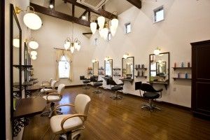 【日進駅】≪社会保険完備≫≪営業中レッスンOK≫≪充実した教育制度≫社会保障完備で生涯を通して永く働ける環境!充実した教育体制で、美容師として成長させてくれるサロン「Hair&Beauty B’s amor 日進店(ヘアーアンドビューティービーズアモールニッシンテン)」からアシスタント(美容師)の求人☆★