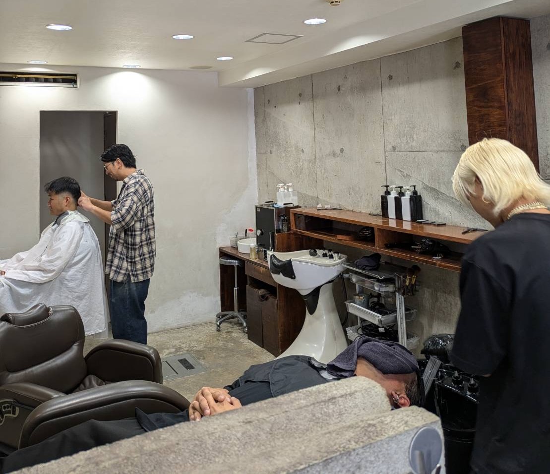 【阪急伊丹】≪スタイリスト月給35万円〜≫≪完全週休2日≫≪平均20時退勤≫≪残業手当あり≫≪アシスタント業務のみでもOK≫フェードからサラリーマンスタイルまでお任せ！しっかりお客様に関われる地域密着のメンズサロン「游 hair craft（ユウヘアクラフト）」から理容師（理容室）の求人☆★