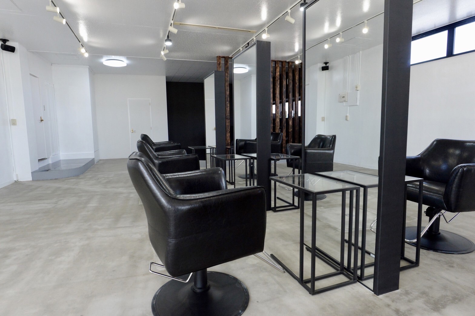 【桑江中学校】≪永久保証給あり≫≪カラー比率90％以上！≫≪フリー40％・指名50％還元≫髪質改善などケアにも注力したサロン！基本マンツーマンスタイルのため負担なく働けますよ！「Willie belle（ウィリーベル）」からスタイリスト（美容師）の求人☆★☆