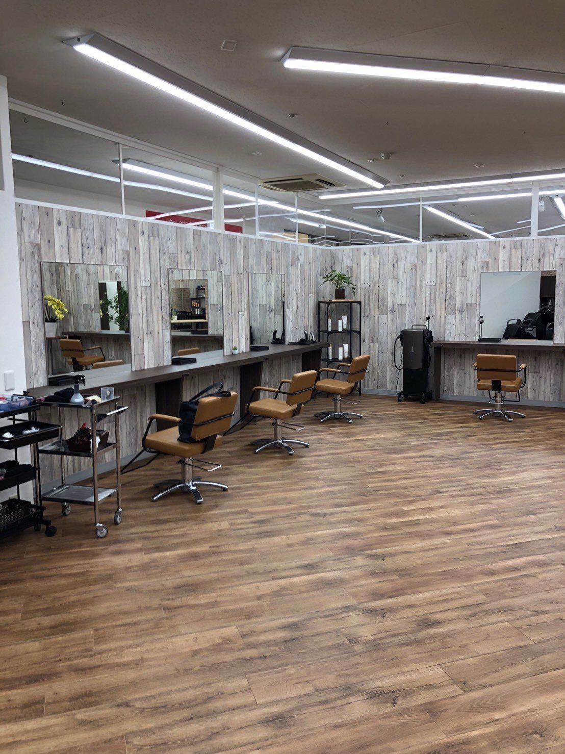 【ドラッグイレブン津嘉山店】≪完全週休二日制・社会保険完備・残業なし≫抜群の待遇がありずっとお仕事できる環境は必見！地域のお客様から愛される「ヘアサロン Eleven 津嘉山店（ヘアサロンイレブンツカザンテン）」からスタイリスト（美容師）の求人★☆