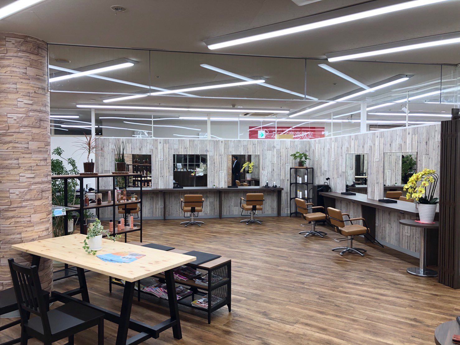 【ドラッグイレブン津嘉山店】≪完全週休二日制・社会保険完備・残業なし≫抜群の待遇がありずっとお仕事できる環境は必見！地域のお客様から愛される「ヘアサロン Eleven 津嘉山店（ヘアサロンイレブンツカザンテン）」からスタイリスト（美容師）の求人★☆