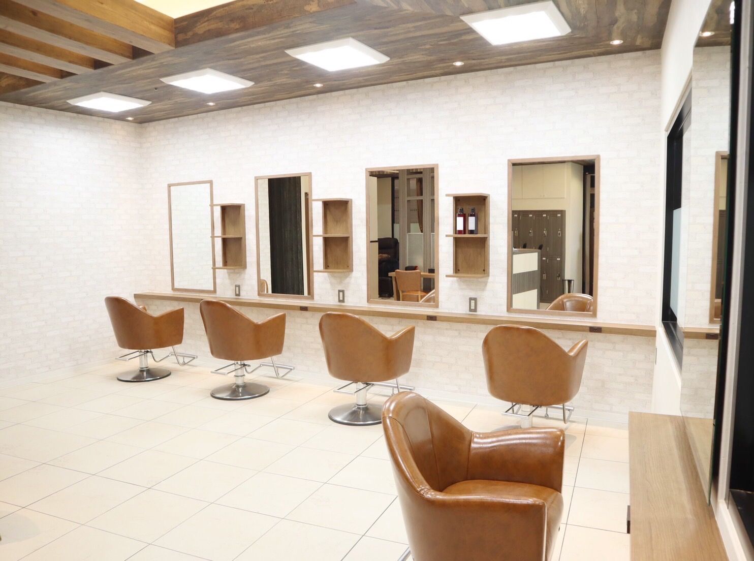 ≪社会保険完備≫≪月給27.5万円～≫≪完全週休2日制≫女性スタッフも長く活躍しています！互いへの思いやりを忘れずスタッフを大切にするサロン。見学・体験随時受付中です！「ehlfa 北野田店（イルファキタノダテン）」からスタイリスト（美容師）の求人☆☆