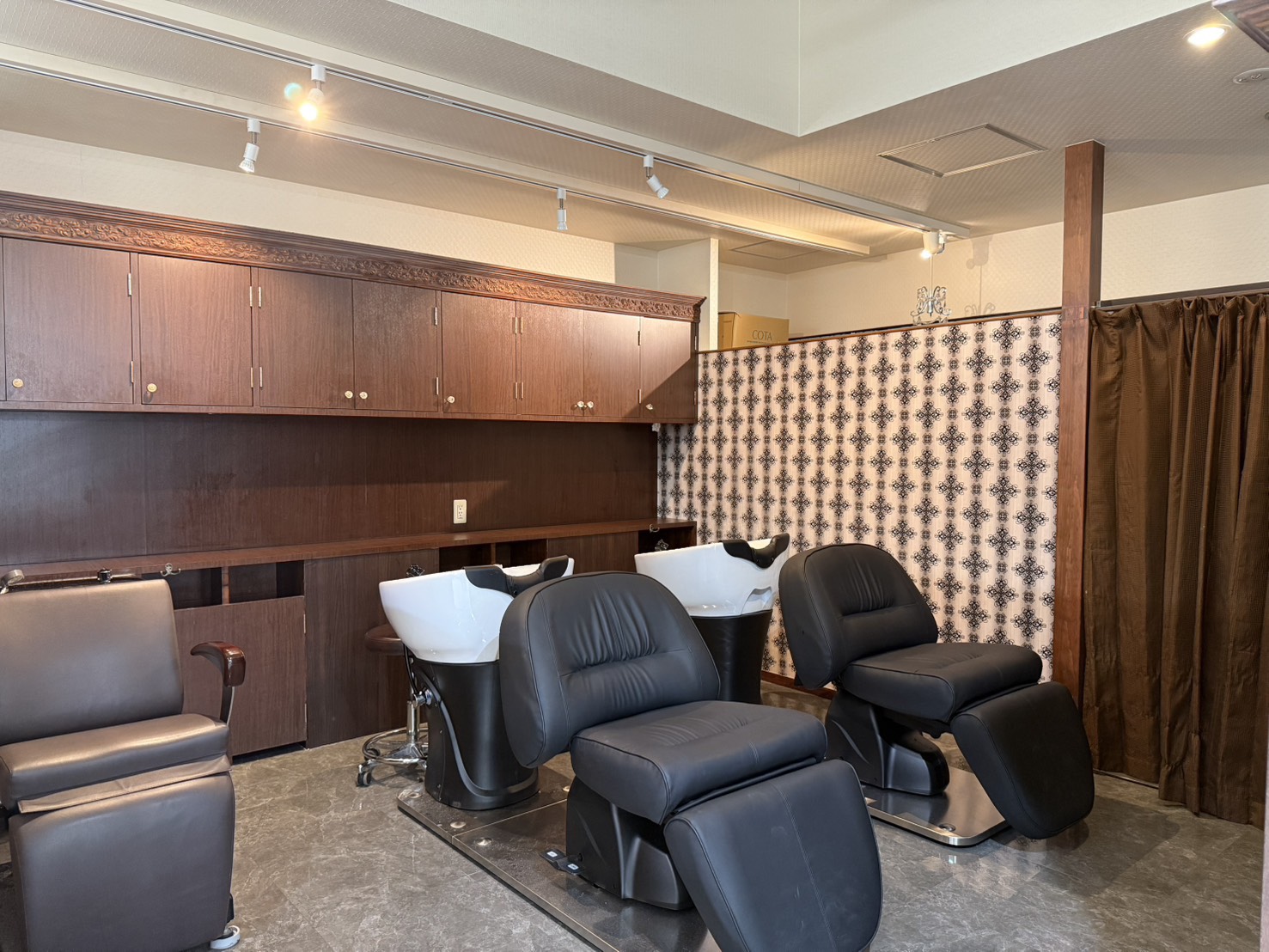 【JR芦屋】≪入客チャンス◎≫≪独立支援制度あり≫≪正社員・パート・業務委託から選択OK≫掛け持ちでもマンツーマンでも可能なので自分の働き方に合わせて勤務出来るサロン「YOFA hair 芦屋店（ヨファヘアーアシヤテン）」からスタイリスト（美容師）の求人☆★☆