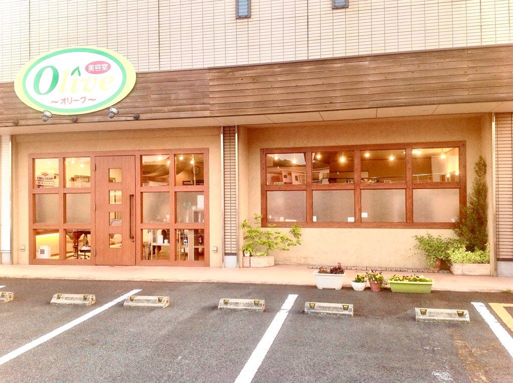 【高野口】≪18時までに退勤可能≫≪有給休暇あり≫≪社会保険完備≫営業中レッスン可能なのでプライベートとの両立が可能です!!地域の人々から愛される働きやすい環境の整ったお店「Olive 大野店(オリーブオオノテン)」からアシスタント(美容師)の求人☆★
