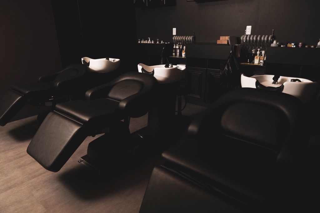 【西宮北口】≪完全週休2日制≫≪20時までに退勤可能≫抜群の待遇で長く働けます!カラーが大人気のお店で色々なカラー技術が身に付きます!!「flag(フラッグ)」からアシスタント(美容師)の求人★☆