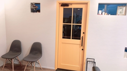 【惣利】≪完全週休二日制・社会保険完備・平均退勤時間18時≫長く一社でお仕事頑張りたい方にオススメ！！お客様としっかり関わる事ができる地域密着型ヘアサロン「PEEPS（ピープス）」からアシスタント（美容師）の求人★☆