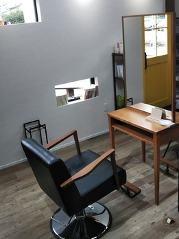 【惣利】≪完全週休二日制・社会保険完備・平均退勤時間18時≫長く一社でお仕事頑張りたい方にオススメ！！お客様としっかり関わる事ができる地域密着型ヘアサロン「PEEPS（ピープス）」からアシスタント（美容師）の求人★☆