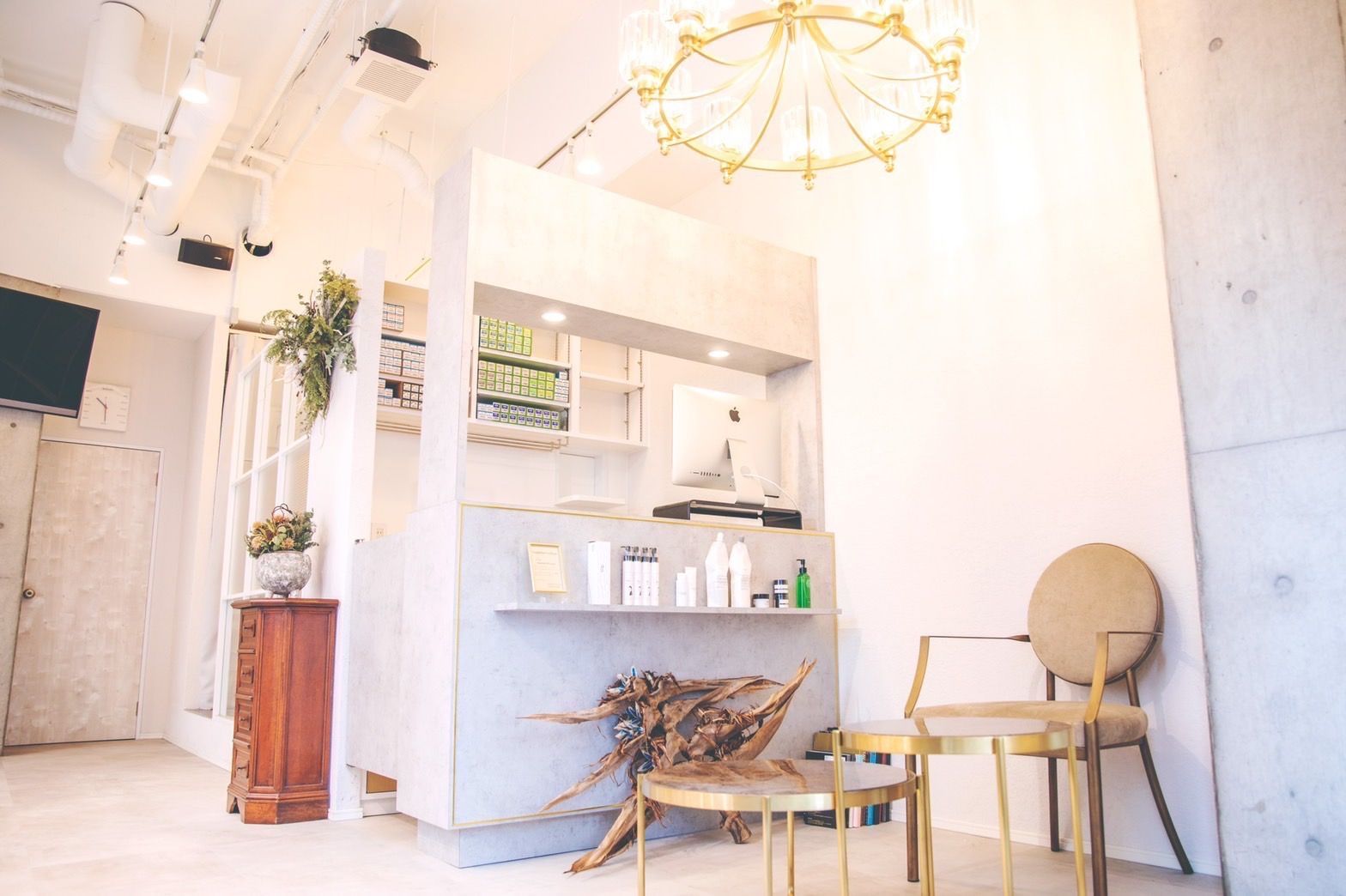 【明石駅】≪社会保険完備≫≪有給休暇あり≫≪完全週休2日制≫など高待遇に高い技術が人気です!撮影やコンテストなどサロンワーク以外にもチャレンジできる環境です!「SEA A KA fuente(シアカフェンテ)」からスタイリスト(美容師)の求人★☆