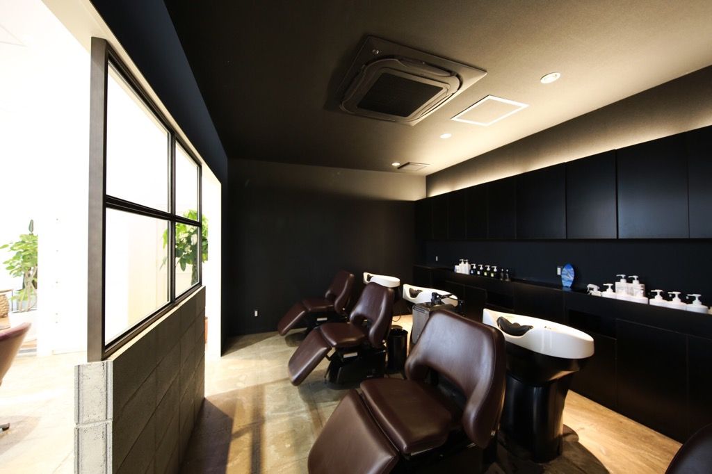 【二上】≪社会保険完備≫新規やフリーのお客様もいらっしゃるので入客チャンスもバッチリ！カラーを得意とする郊外型トレンド発信サロン「Sea by charme 香芝店（シーバイシャルムカシバテン）」からスタイリスト（美容師）の求人☆★☆