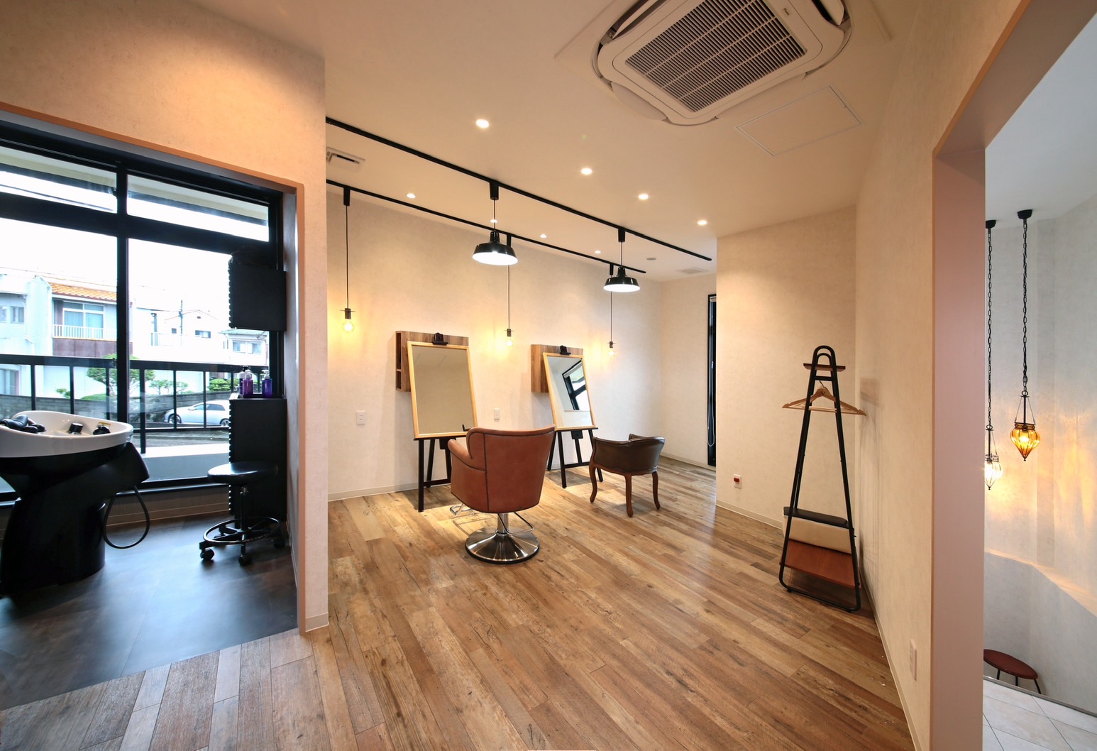 【下井阪】≪19時までに退社可能≫≪社会保険完備≫≪ダブルワークOK≫髪質改善、ヘッドスパに特化したサロン！アットホームな雰囲気で働きやすさ抜群！しっかりとした教育システムで技術を磨ける環境です！！3-HEARTS（スリーハーツ）からアシスタント（美容師）の求人☆★