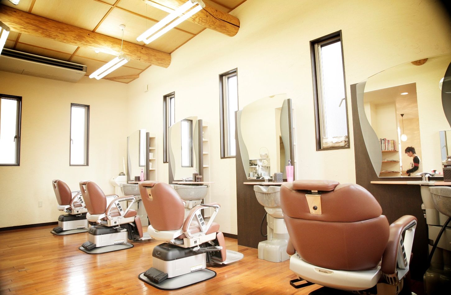 【新居浜駅】≪社会保険完備≫≪2年以内にスタイリストデビュー≫地域密着のユニセックスサロン！営業時間内レッスンも活用して、しっかり技術が身につきます！「SANKARI 平形店（サンカリヒラカタテン）」から理容師（理容室）の求人★☆