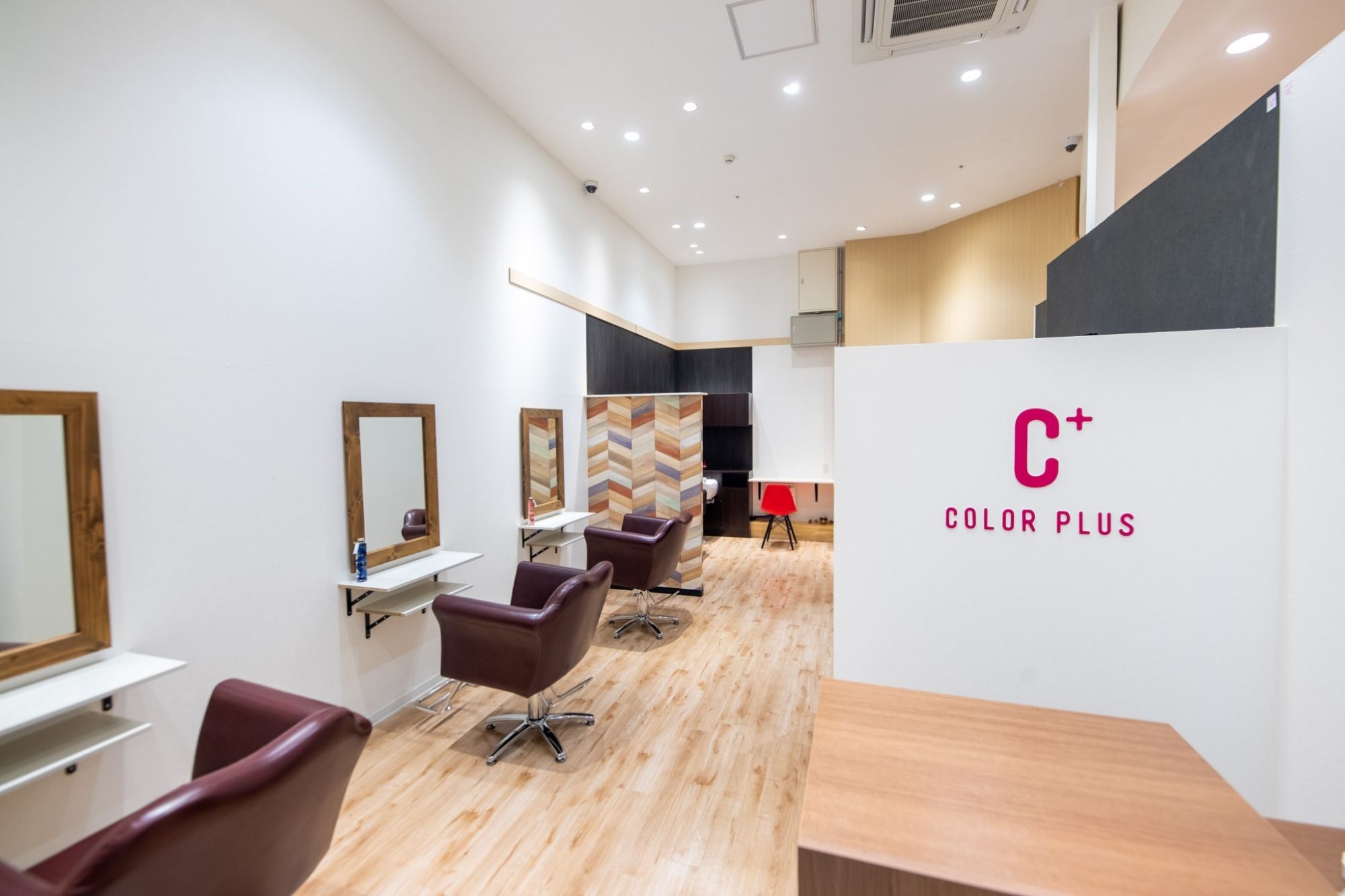 【豊田市駅】≪1日4時間から勤務OK≫≪土日休みOK≫≪16時までの勤務OK≫≪完全週休二日制≫≪女性のみのサロン≫産休、育休休暇もありママさんが働きやすい環境が整っています！急なお休みなどにも対応できるようにしてます！「COLOR PLUS イオンスタイル豊田店（カラープラスイオンスタイルトヨダテン）」からカラーリスト（美容師）の求人☆☆