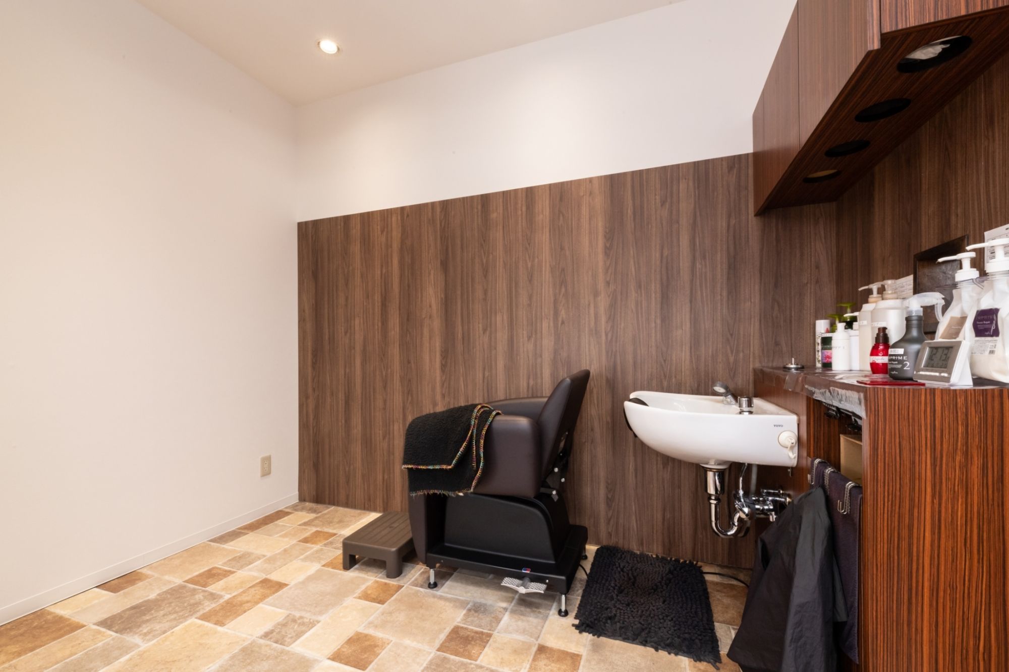 【小松駅】≪16時までの勤務OK≫≪日曜定休日≫≪残業なし≫働くママさんが多く、自分のニーズに合った働き方が出来ます！残業などは一切なしで、急なお休みにも対応できるようにしてます！「COLOR PLUS 小松店（カラープラスコマツテン）」からカラーリスト（美容師）の求人☆☆