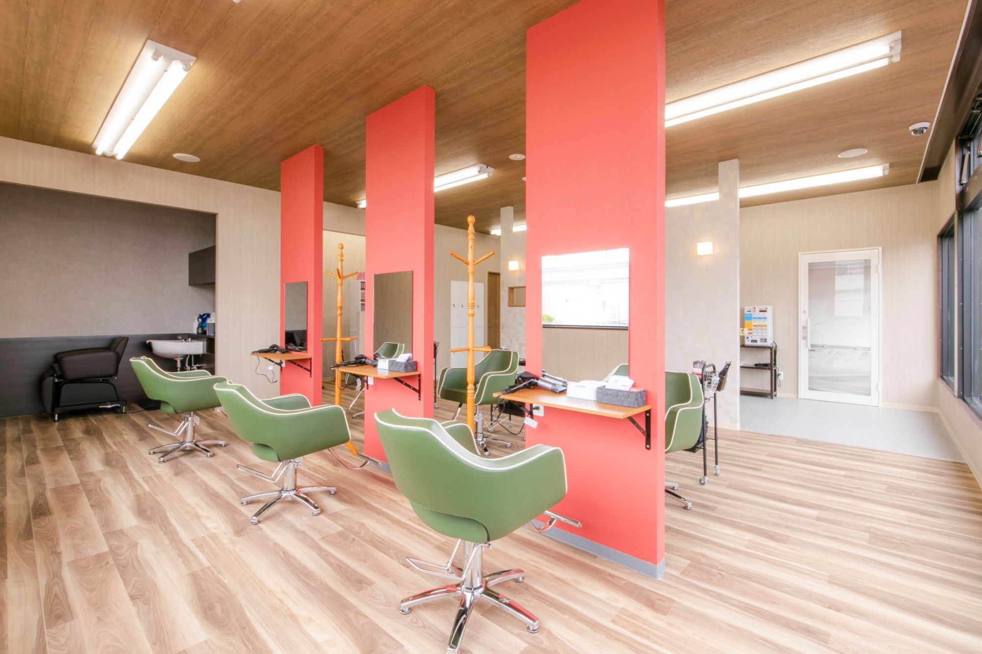 【春江】≪日曜定休日≫≪ブランクあるママさん美容師歓迎≫≪勤務時間の相談OK≫≪残業一切なし≫≪休憩あり≫自分に合った働き方ができ、急なお休みなどにも対応できるようにしてます！ママさん美容師にも働きやすい環境が整っているサロン「COLOR PLUS 春江店（カラープラスハルエテン）」からカラーリスト（美容師）の求人☆☆