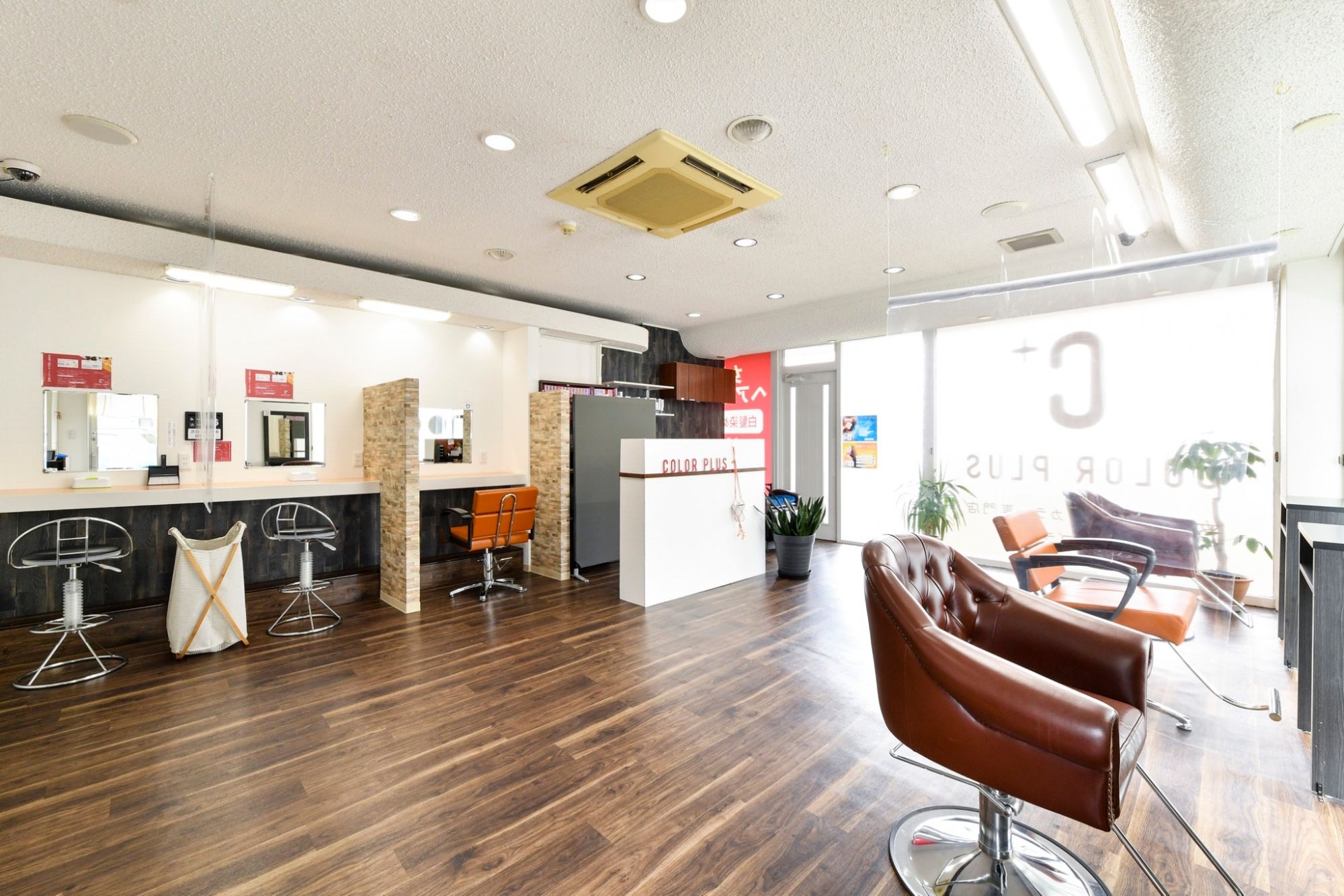 【越前開発】≪16時までの勤務OK≫≪日曜定休日≫≪残業なし≫≪ブランクある方でも大歓迎≫働くママさんが多く、産休・育休制度もあり働きやすい環境!自分に合った働き方が出来ます!急なお休みなどにも対応できるようにしてます!「COLOR PLUS 開発店(カラープラスカイハツテン)」からカラーリスト(美容師)の求人☆☆