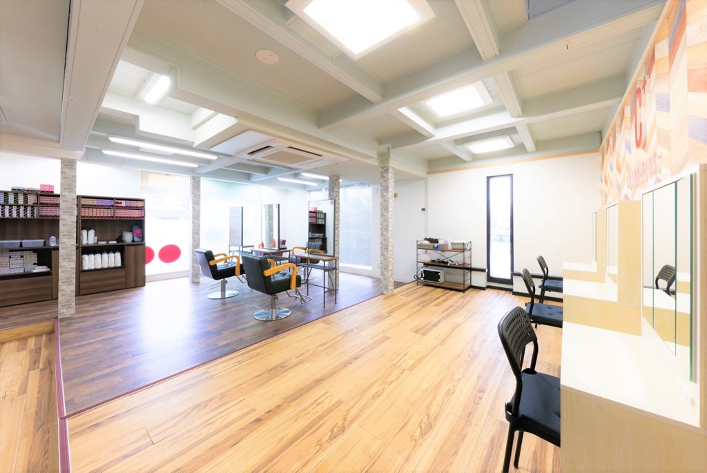 【額住宅前】≪16時までの勤務OK≫≪残業なし≫≪日曜定休日≫≪完全週休二日制≫≪女性のみサロン≫子育てしながらも、働きやすい環境!急なお休みなどにも対応できるようにしてます!カラーだけに専念した専門店「COLOR PLUS 金沢店(カラープラスカナザワテン)」からカラーリスト(美容師)の求人☆☆